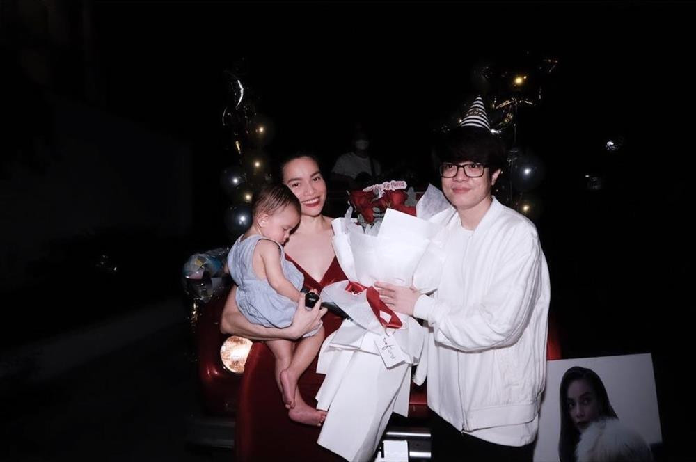 NTK Lý Quí Khánh, ca sĩ Bùi Anh Tuấn bên đàn chị thân thiết.