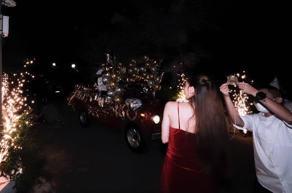 Trung tâm của sự chú ý là chiếc xế hộp màu đỏ, được trang trí chữ, bóng bay lộng lẫy, phía trong là Bùi Anh Tuấn hát mừng sinh nhật Hồ Ngọc Hà.