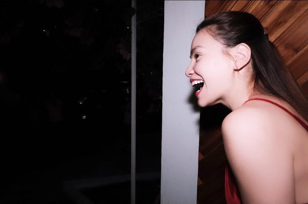 br/>Biệt thự triệu đô của Hồ Ngọc Hà - Kim Lý bị gõ cửa bất ngờ vào tối 24/11. Vừa mở cửa ra, nữ ca sĩ đã vỡ òa khi nhiều người thân thiết, cộng sự hiện diện chúc mừng sinh nhật thứ 37 của cô.