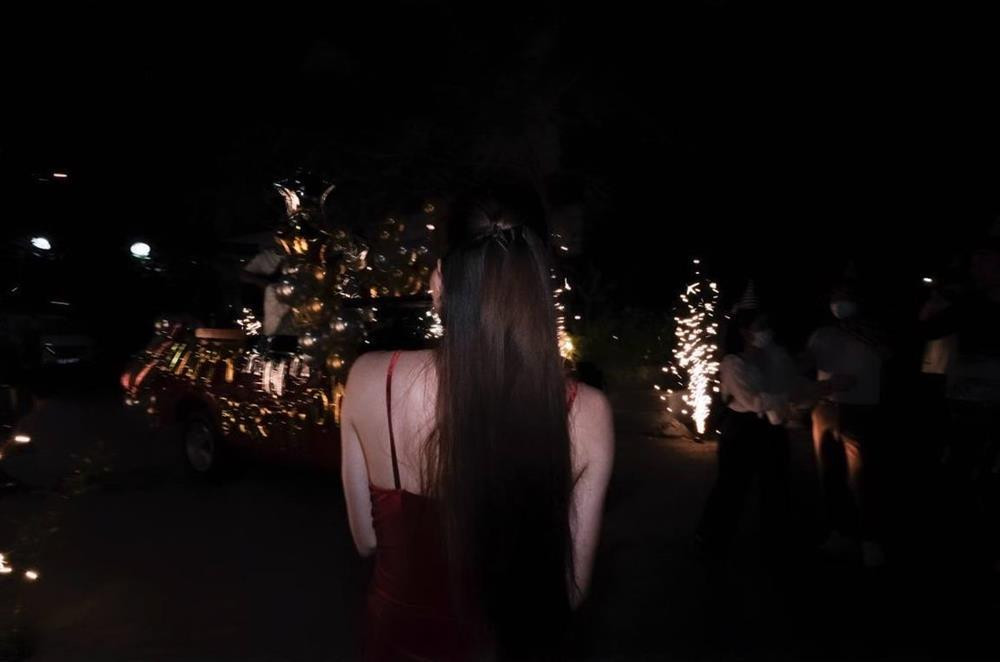 Mặc dù sinh nhật được tổ chức... ngoài đường nhưng mọi khâu "set up" vô cùng cầu kỳ, hoàn hảo đến từng chi tiết, để khiến nhân vật chính vui và bất ngờ nhất có thể.