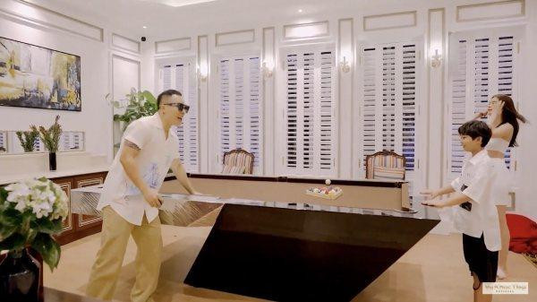 Bên cạnh đó, Vũ Khắc Tiệp còn khẳng định đây là “bàn bi-a đẳng cấp nhất nhì Việt Nam”, anh là người đầu tiên sở hữu món đồ này. Ông bầu hứa hẹn sẽ đặt thêm cho mẫu nội y một chiếc bàn bi-a phiên bản màu hồng đúng sở thích.