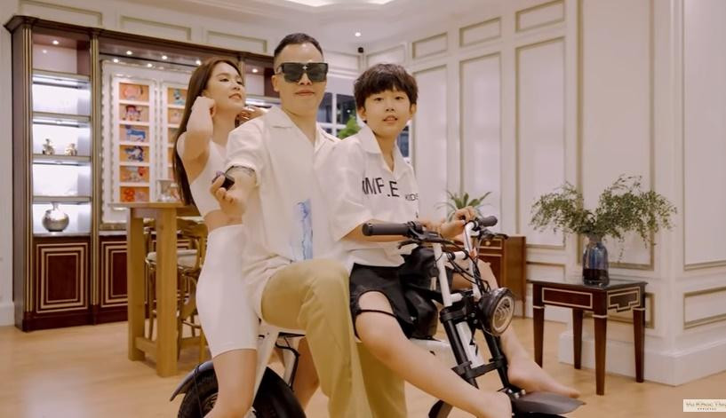 Còn đây là xế điện có giá gần 100 triệu đồng mà Ngọc Trinh tặng Vũ Khắc Tiệp đạt 1 triệu followers.