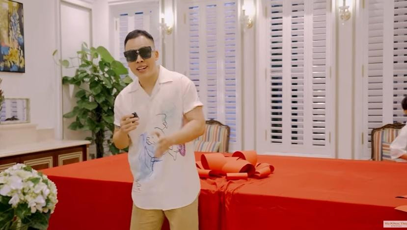 Sau khi khoe bộ sưu tập nước hoa, kính mắt cực khủng, ông bầu 8X cùng Ngọc Trinh gây bất ngờ với việc khui món đồ có giá trị khủng hơn. Đó là chiếc bàn bi-a có thiết kế sang trọng giá gần 300 triệu đồng, xứng tầm với không gian bên trong căn “lâu đài” của ông bầu.