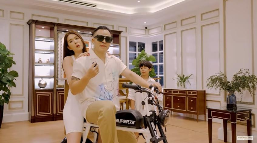 Để mừng người bạn thân thiết đạt 1 triệu followers Instagram, chân dài Trà Vinh cũng lập tức hồi đáp bằng việc tặng ông bầu một chiếc xế hot trend dạo gần đây. Item này Ngọc Trinh, Sơn Tùng cũng sở hữu 1 chiếc xe đạp điện y chang có giá gần 100 triệu đồng. 