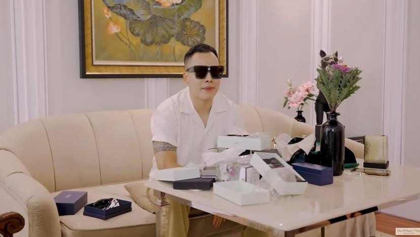 br/> Sau hơn 3 tháng giãn cách, Vũ Khắc Tiệp trở lại đường đua Youtube với clip đập hộp chất khỏi bàn. Ông bầu chia sẻ mới gia nhập đường đua mỹ nam nghiện nước hoa sau đợt giãn cách ở nhà. Anh tậu liền 5 lọ nước hoa đặc biệt với giá không hề rẻ hàng trăm triệu đồng.