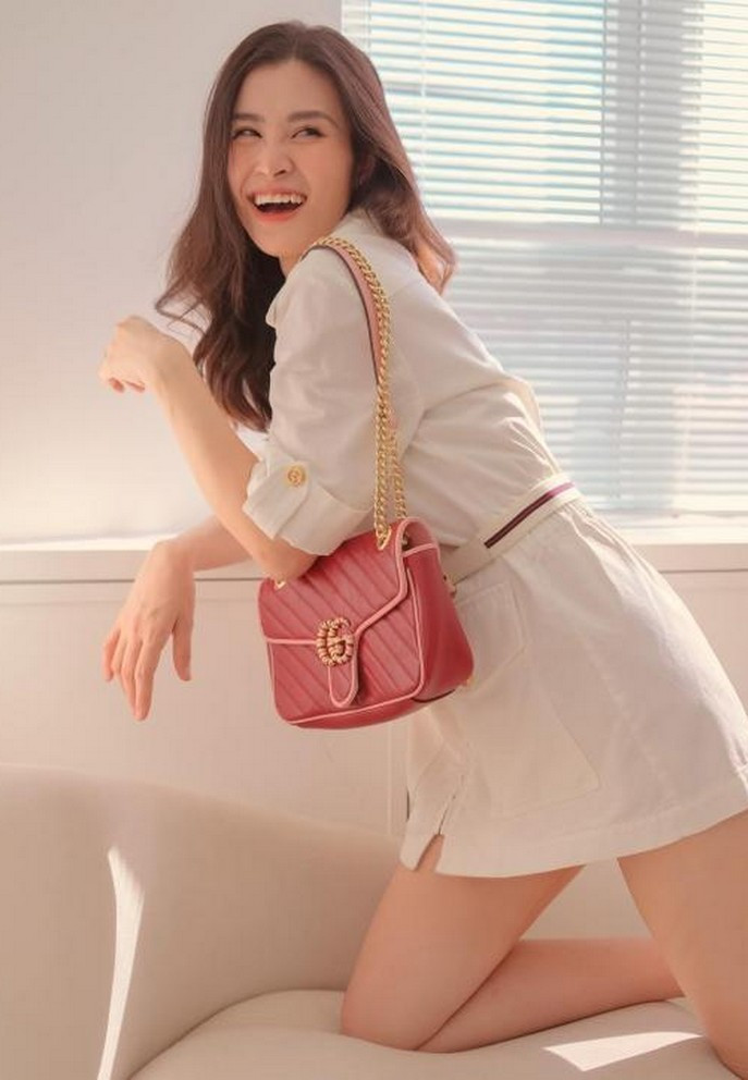 Đông Nhi trở lại với công việc chụp ảnh thời trang cho một nhãn hàng hiệu.