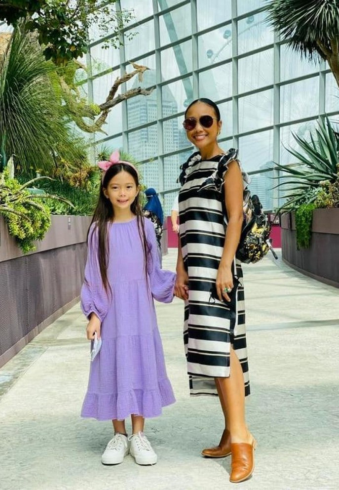 Đoan Trang cùng con gái hào hứng khi được ông xã dẫn thăm quan địa điểm vui chơi mới.