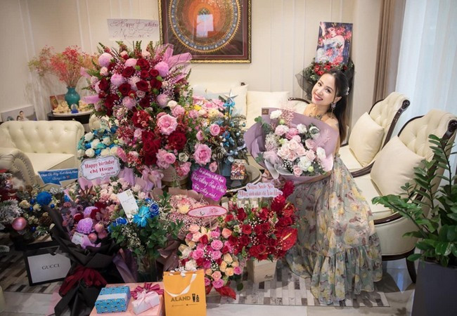 Vân Hugo khoe quà và hoa ngập cả căn hộ trong ngày sinh nhật.
