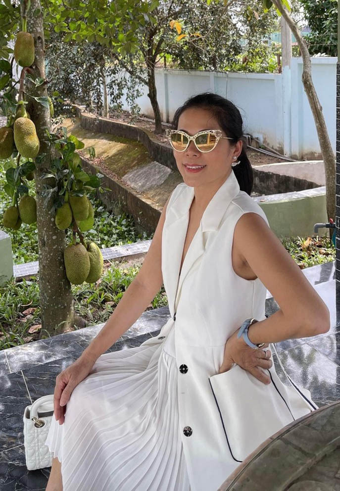 Mỹ Lệ mặc điệu đà đến thăm cơ sở sản xuất thuốc của gia đình.