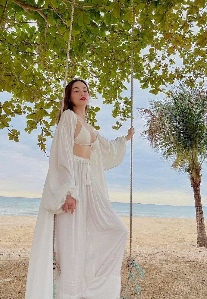 "Tối hát chiều sống ảo sáng chăm con", cô tếu táo cho hay. Nữ ca sĩ Hồ Ngọc Hà được khen ngày càng nhuận sắc, thân hình thon gọn.