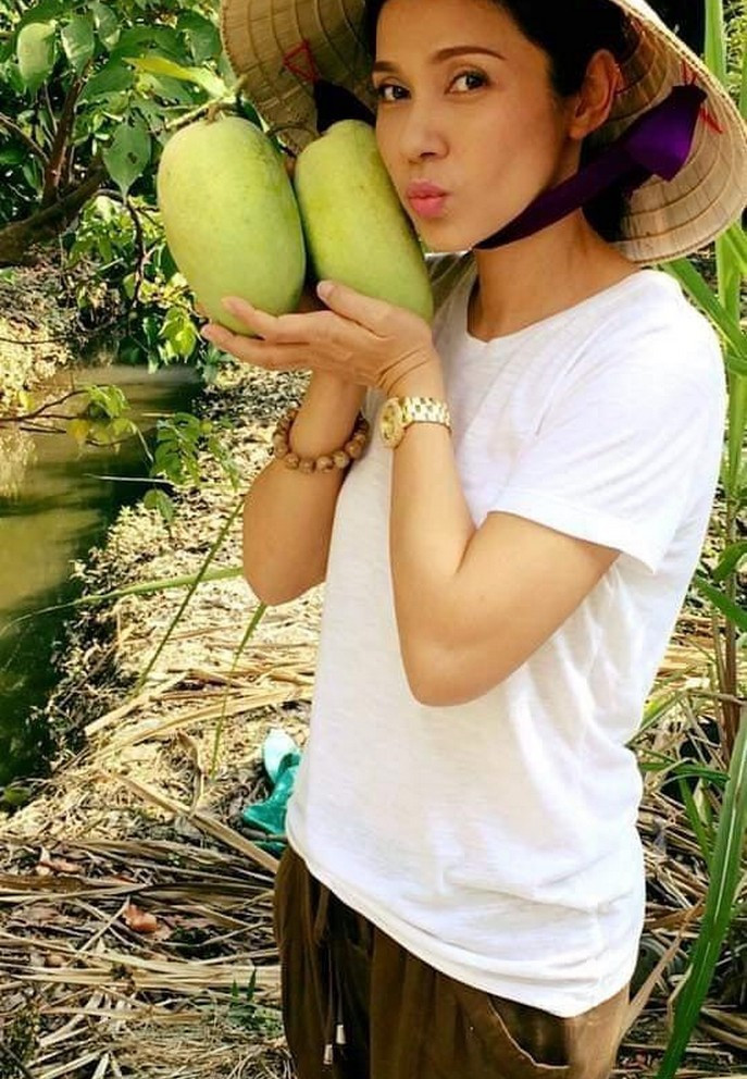 Việt Trinh thích thú khi cây trái trồng trong vườn nhà đến đợt thu hoạch.