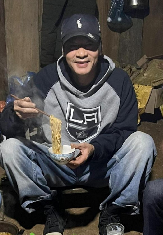 Nghệ sĩ Võ Hoài Nam với bữa ăn tối bình dị khi đi công tác ở nơi xa.