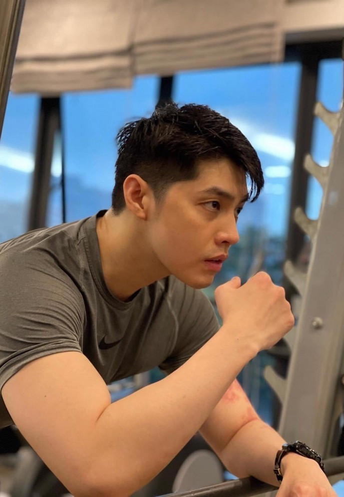 Noo Phước Thịnh khoe bắp tay rắn rỏi sau khi bị "tố" chỉnh sửa ảnh quá đà.