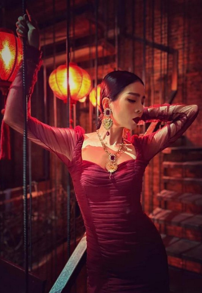 Tin sao Việt 11/12: Lệ Quyên khoe khéo sắc vóc tuổi 40 với bộ váy hiệu dáng ôm xếp ly.