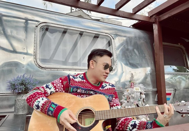 Dương Triệu Vũ đón lễ Noel sớm cùng bạn bè.