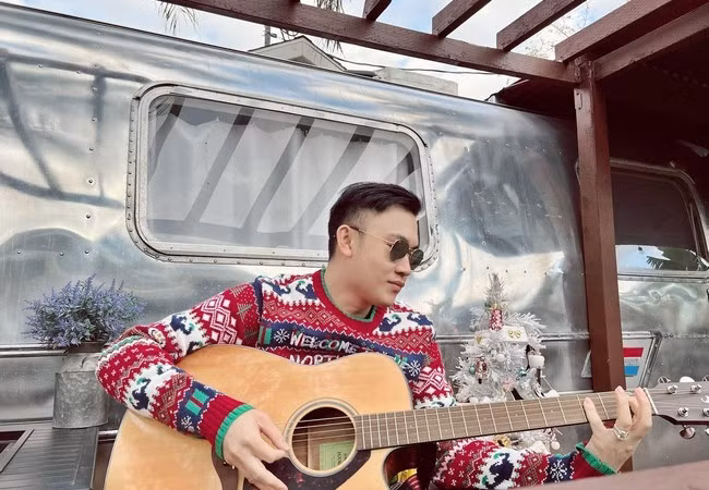 Dương Triệu Vũ đón lễ Noel sớm cùng bạn bè.