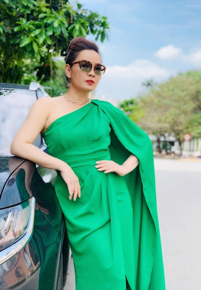 Diễn viên Hoài An nổi bật giữa phố với phong cách quý cô sang trọng.