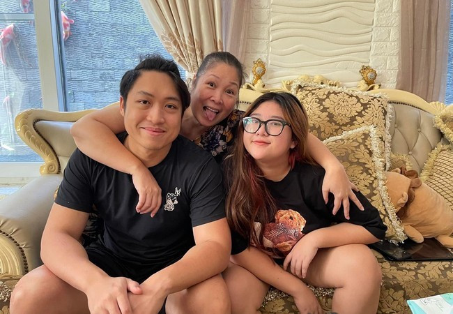 NSND Hồng Vân hạnh phúc bên hai con Trê Phi và Bí Ngô.