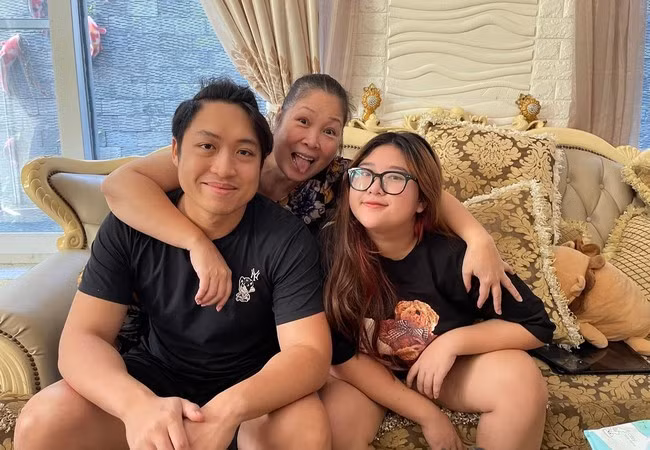 NSND Hồng Vân hạnh phúc bên hai con Trê Phi và Bí Ngô.