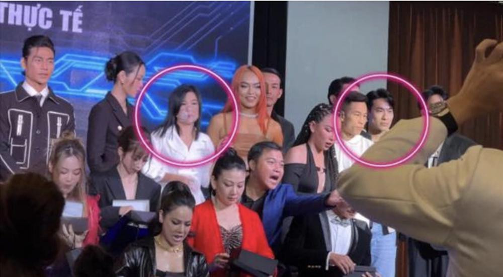 Thời gian gần đây, cả hai cũng liên tục lộ hint "đường ai nấy đi" khi cùng xuất hiện trong một sự kiện mà "bơ đẹp" đối phương. Thậm chí, khi chụp chung khung hình, Kiều Minh Tuấn giữ khoảng cách khá xa với "người cũ".