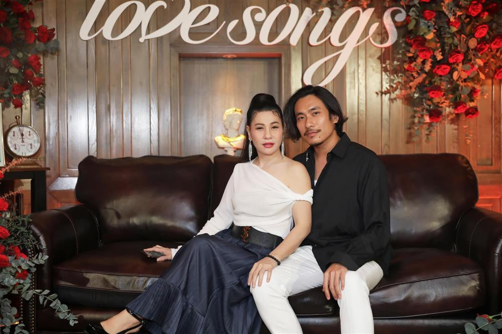 Tuy nhiên, ngay sau đó, Cát Phượng lại có pha "quay xe" cực khét khi khẳng định: "Tôi với Kiều Minh Tuấn vẫn đang rất bình thường, khi nào có chuyện gì đích thân tôi sẽ thông báo trên Facebook cá nhân khi đó mọi người hãy tin. Tôi trả lời bình luận như thế là vì thấy dân mạng kia đưa ra lý lẽ buồn cười quá. Chứ chúng tôi không có chia tay". "Toang" hay không thì mời bạn cùng nhìn lại những lần diện đồ đôi tình tứ của cặp chị em suốt 13 năm qua. Cát Phượng đã làm gì để xứng đôi cùng tình trẻ?