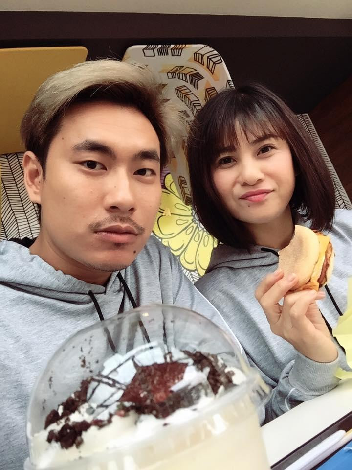 Cát Phượng hack tuổi với loạt kiểu tóc trẻ trung,gu thời trang trendy còn Kiều Minh Tuấn cũng thường xuất hiện với diện mạo trưởng thành hơn so với tuổi.