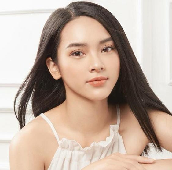 Quỳnh Lương cũng không phải là cái tên quá xa lạ với khán giả Việt. Quỳnh Lương tên đầy đủ là Lương Thị Mai Quỳnh, sinh năm 1995. Cô từng góp mặt trong nhiều MV đình đám của Nguyễn Trần Trung Quân và Soobin Hoàng Sơn.