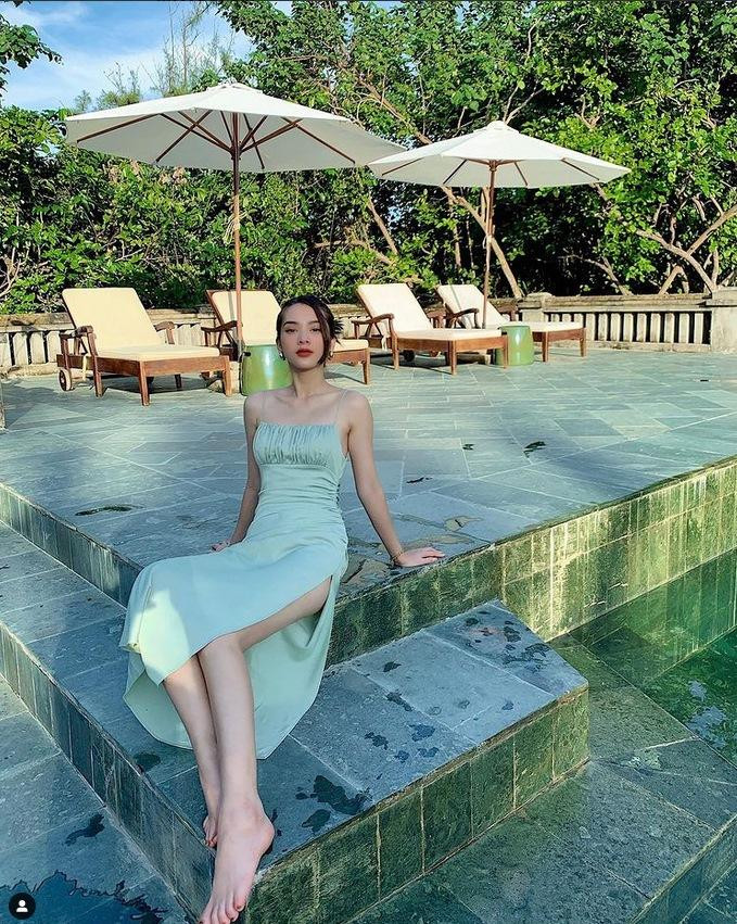 Sở hữu chiều cao 1m67 cùng thân hình cân đối, gương mặt xinh xắn nên cô cân đẹp mọi kiểu trang phục, mọi style.