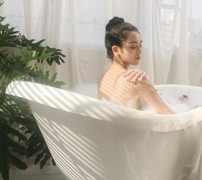 Người đẹp 9X nóng bỏng trong bộ ảnh bán nude.