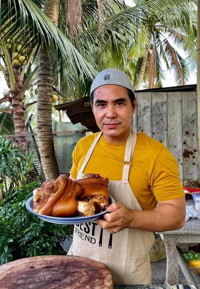 Trung Dũng tự tay vào bếp làm các món ăn quê hương miền Tây đãi bạn bè.