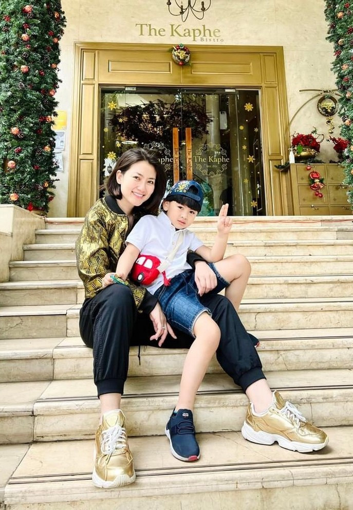 Ngọc Lan tranh thủ dẫn con trai đi chơi Noel sớm khi trống lịch quay.