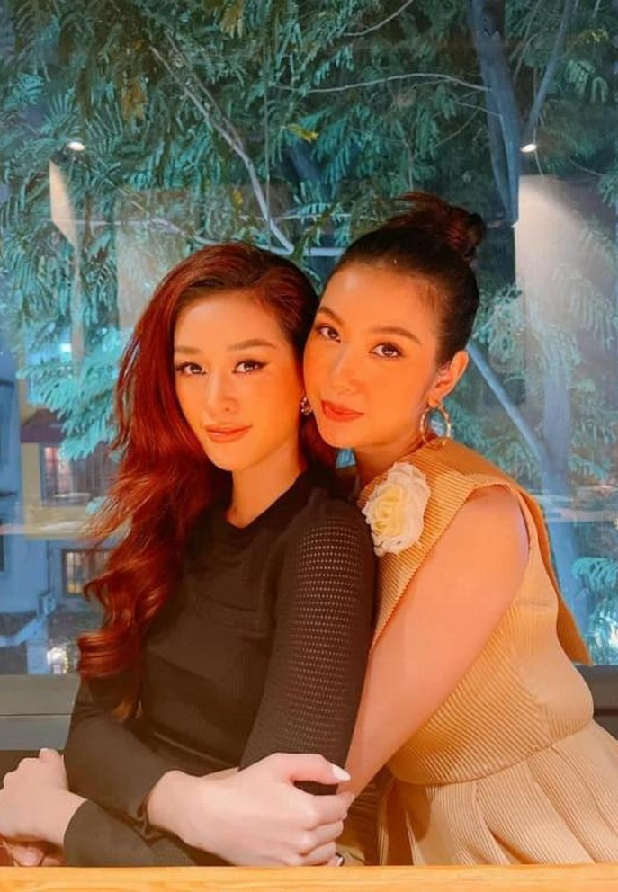 Hoa hậu Khánh Vân cùng đàn chị Thúy Vân hội ngộ ăn tối.