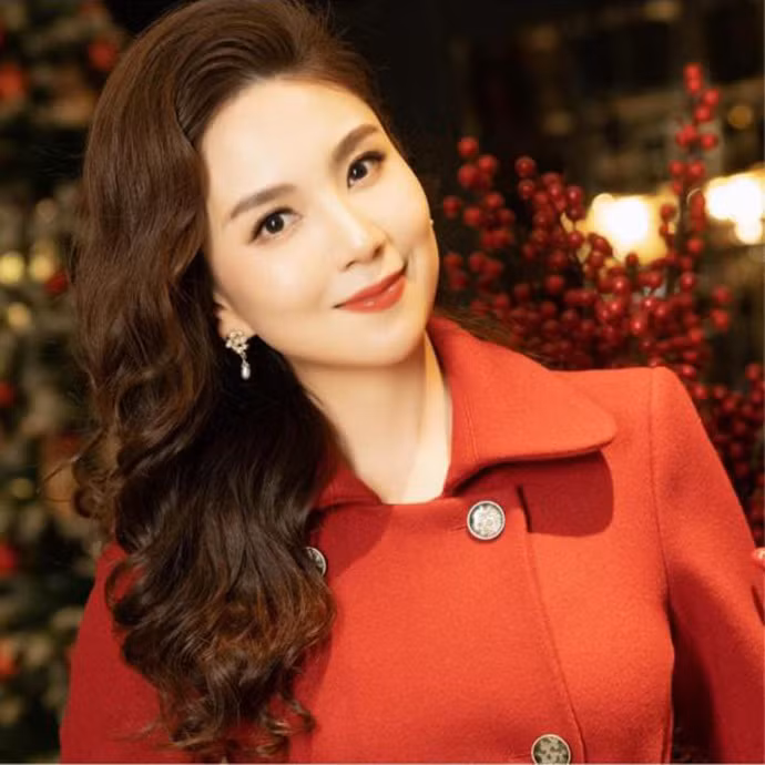 "Giáng Sinh và năm mới sắp đến rồi, mong rằng ai cũng sẽ gặp được những điều may mắn, chân thành", MC Mai Ngọc nhắn nhủ đến mọi người.