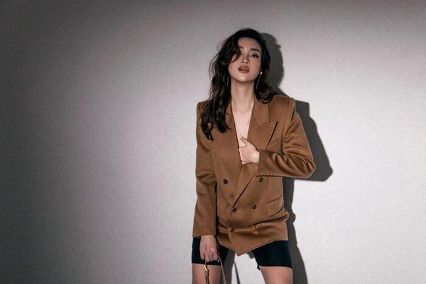 Nhưng lạ lùng nhất phải kể tới pha luồn bàn tay vào "vùng trập trùng". Có lẽ nàng Hậu chưa có nhiều kinh nghiệm chụp ảnh sexy nên ngôn ngữ cơ thể có hơi vụng về, trông giống hành động gãi vết muỗi đốt hơn là tạo dáng gợi cảm.