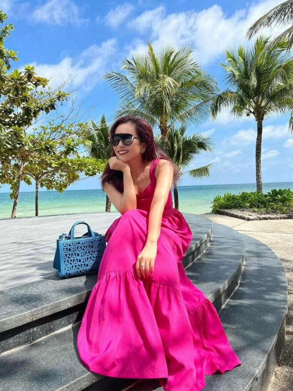 Từng bị chê bai về sắc vóc và như đôi đũa lệch khi đứng với Bình Minh nhưng những năm gần đây, Anh Thơ lại gây bất ngờ với dung nhan ngày càng trẻ trung, xinh đẹp.