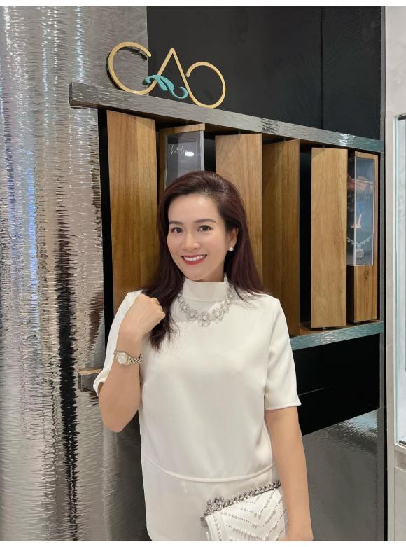 Ở tuổi U50, vợ Bình Minh tự tin khoe vóc dáng thon gọn cùng phong cách trong điểm nhẹ nhàng và gu thời trang sang trọng tinh tế.