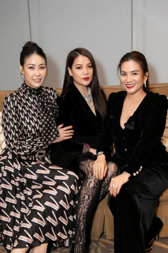 Vẻ đẹp duyên dáng, trí thức và gu thời trang sành điệu của cô nhận được nhiều lời khen ngợi.