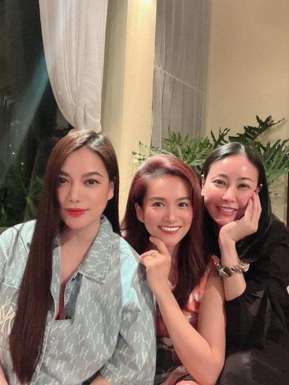 Anh Thơ không hề kém cạnh khi đọ sắc bên hội bạn thân toàn mĩ nhân.