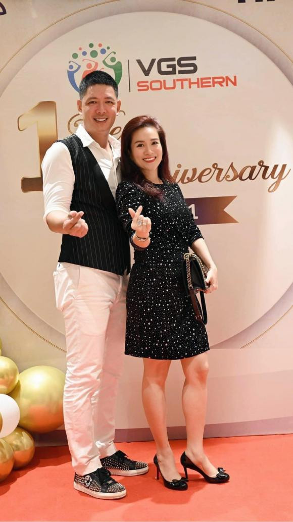 Bình Minh có phần lép vế hơn vợ về ngoại hình khi đứng cạnh nhau ở thì hiện tại.