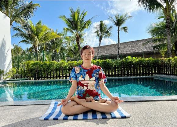 Vợ Bình Minh tích cực tập luyện thể thao. Cô còn không ngại khoe dáng với bikini.