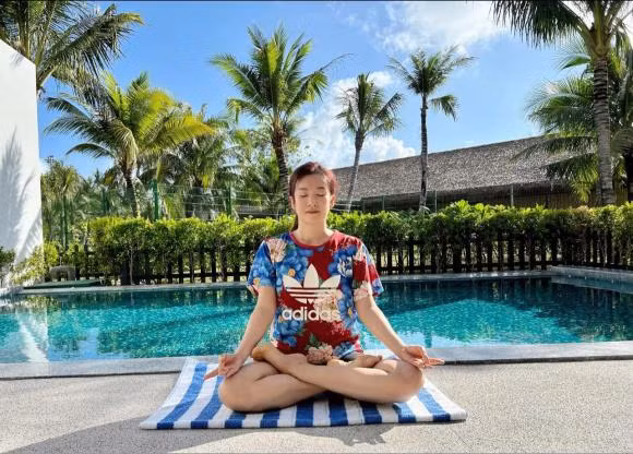 Vợ Bình Minh tích cực tập luyện thể thao. Cô còn không ngại khoe dáng với bikini. 