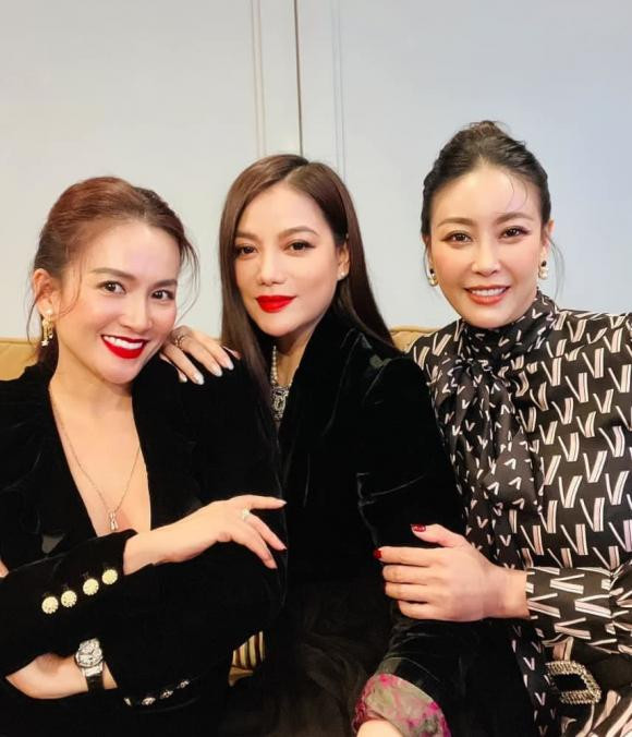 Dù không hoạt động trong ngành giải trí nhưng Anh Thơ vẫn có mối quan hệ thân thiết với các mỹ nhân Việt đình đám.