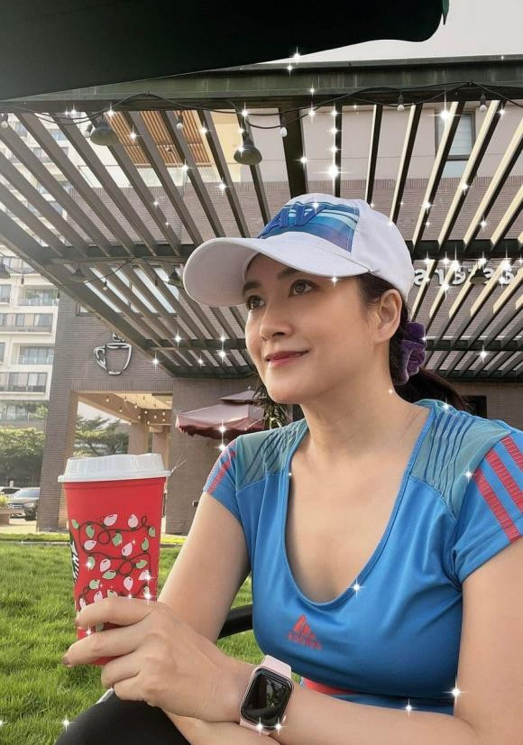 Vợ nam siêu mẫu diễn viên nổi tiếng chia sẻ bí quyết trẻ khoẻ của mình: "Khi "tăng động" đã trở thành một phần lối sống của bạn thì đi đến đâu cũng phải vận động, ko thôi thấy thiếu thiếu khó chịu lắm luôn á. Hôm nào siêng còn vác theo thảm yoga để tập cho bài bản, hay ít ra cũng mang đôi giày để chạy bộ, nhảy aerobic. Còn bơi lội thì hầu như khó mà bỏ qua rồi vì đây là môn Thơ mê từ bé. Bí quyết chống lại lão hoá phần 2 của Thơ đó. Mai cuối tuần rảnh sẽ chia sẻ tiếp phần 3 nhé".