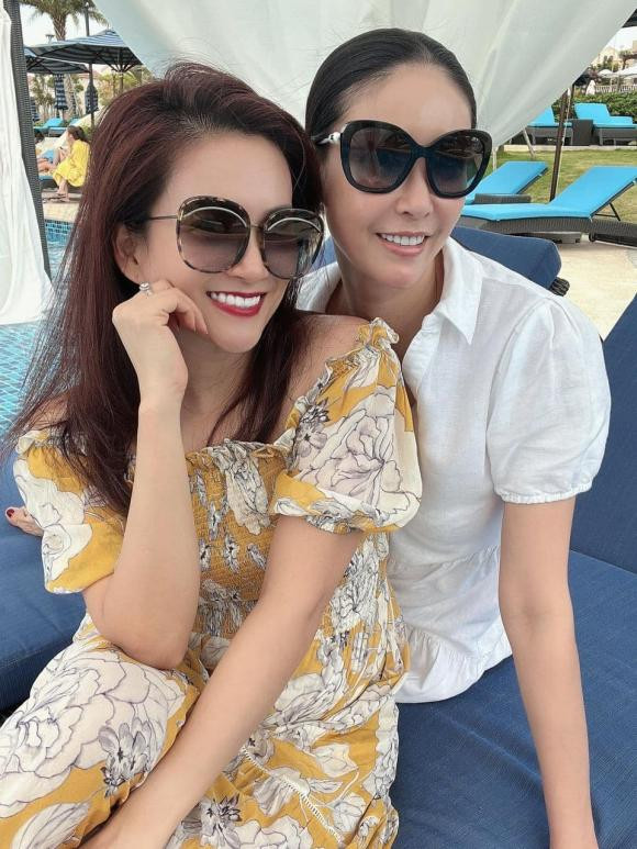 Cô còn nhiều lần tự tin đọ sắc bên hội bạn thân toàn những người đẹp nức tiếng mà không thua kém chút nào.