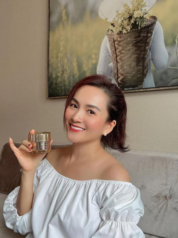 Nhan sắc hiện tại của vợ Bình Minh khi ở hàng U50 lại bất ngờ thay đổi ngoạn mục. Cô trẻ trung, quyến rũ và cực cuốn hút.