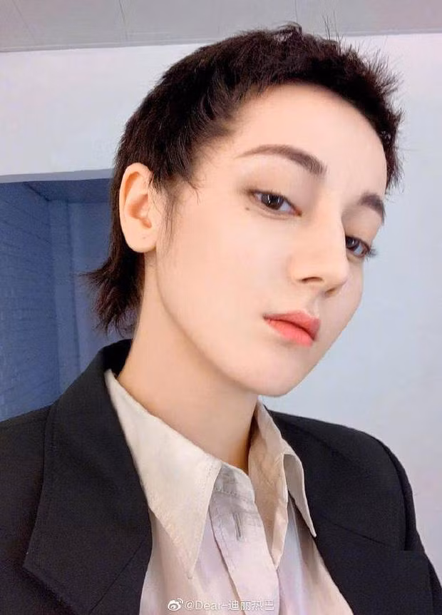 Chán tóc dài, cô thử sức với tóc giả tỉa lởm chởm như tomboy. Buồn thay, mái tóc chẳng khiến Địch Lệ Nhiệt Ba đẹp hơn mà phá tan nét "siêu thực" vốn có, khiến cô như hoá thân thành Trúc Anh Đài phiên bản trốn học đi chơi net.