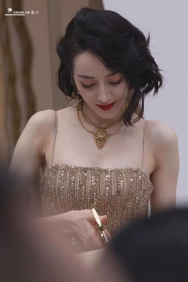 Đối với tóc ngắn, Nhiệt Ba phù hợp với kiểu tóc xoăn lọn bồng bềnh. Độ tơi phồng của mái tóc sẽ giúp gương mặt thon dài thêm hài hoà, nâng cao khí chất "nàng thơ".