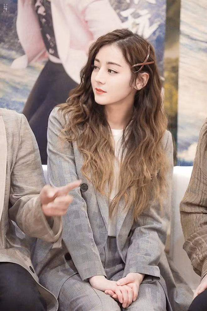 Vậy chìa khoá để giải phóng vẻ đẹp tóc tai của cô là gì? Đó là mái tóc dài, suôn mượt và mang màu sắc tự nhiên, tránh tóc quá đen gây cảm giác già dặn.