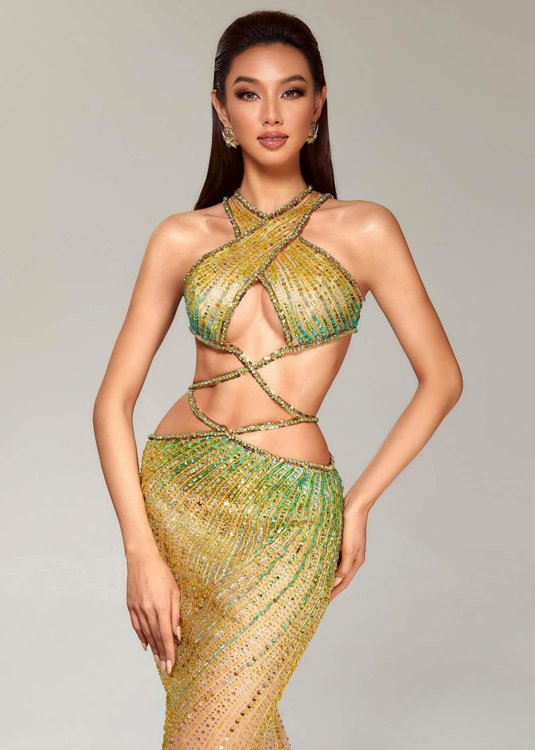 "Cả nhà nghĩ sao nếu Tiên đem chiếc đầm này đến với sân khấu Miss Grand International?", Nguyễn Thúc Thuỳ Tiên đăng hình ảnh hỏi bạn bè trên trang cá nhân.