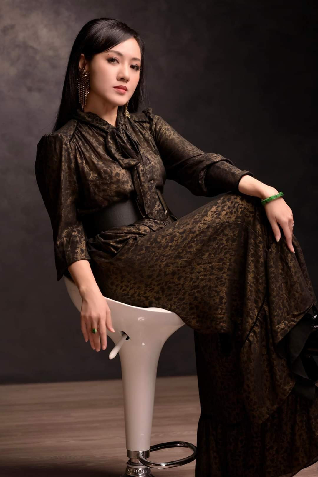 Sao Việt hôm nay 15/11: BTV Hoài Anh đăng ảnh khoe thần thái vô cùng lạnh lùng nhưng không thể phủ nhận nhan sắc ngày càng sắc sảo, mặn mà. "Nên ngổ ngáo trong dáng vẻ dịu dàng, hay dịu dàng trong dáng vẻ ngổ ngáo nhỉ?", cô hỏi bạn bè trên trang cá nhân.